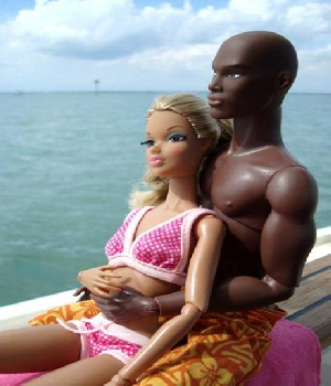 Imagen de Barbie tiene novio de color y estan en la playa