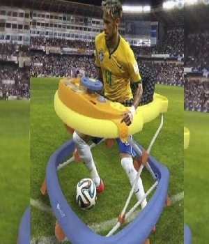 Imagen de Neymar usa carreola para jugar futbol